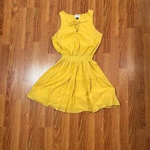 Women’s Yellow Sleeveless Smocked Waist Dress